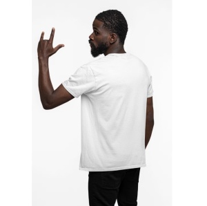 Bărbat privit din spate purtand un tricou alb