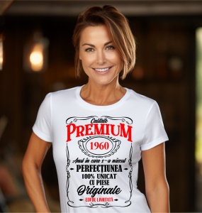 Femeie care poartă un tricou alb personalizat cu mesajul: ''Anul in care s-a nascut perfectiunea (1960), 100% unicat cu piese originale''.