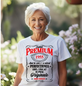 Femeie care poartă un tricou alb personalizat cu mesajul: ''Anul in care s-a nascut perfectiunea (1955), 100% unicat cu piese originale''.