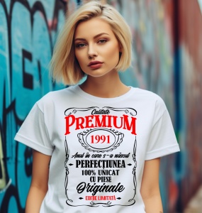 Femeie care poartă un tricou alb personalizat cu mesajul: ''Anul in care s-a nascut perfectiunea (1991), 100% unicat cu piese originale''.