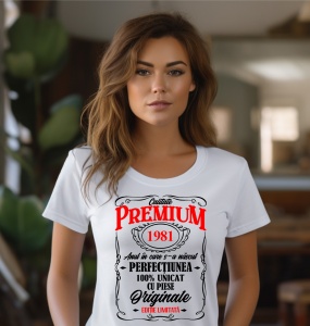 Femeie care poartă un tricou alb personalizat cu mesajul: ''Anul in care s-a nascut perfectiunea (1981), 100% unicat cu piese originale''.