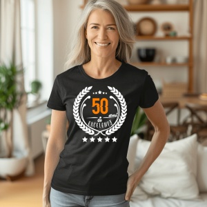 Femeie care poartă un tricou negru personalizat cu mesajul: ''50 ani de excelenta''
