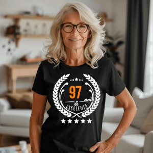 Femeie care poartă un tricou negru personalizat cu mesajul: ''97 ani de excelenta''