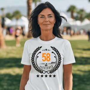 Femeie zâmbitoare purtând un tricou personalizat cu mesajul: ''58 ani de excelenta''