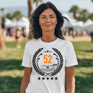 Femeie zâmbitoare purtând un tricou personalizat cu mesajul: ''52 ani de excelenta''