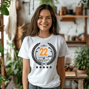 Femeie zâmbitoare purtând un tricou personalizat cu mesajul: ''22 ani de excelenta''