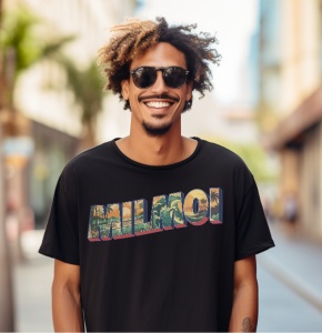 Bărbat relaxat, cu păr creț și ochelari de soare, purtând un tricou negru cu textul „MILMOI” într-un design colorat și vibrant. Fundalul este urban, cu o atmosferă însorită, sugerând o zi relaxantă în oraș.