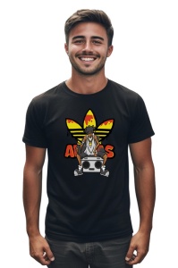 Bărbat zâmbitor purtând un tricou negru cu un design animat ce înfățișează un personaj în stil hip-hop, stând pe un casetofon și purtând o pălărie, alături de logo-ul Adidas cu un design colorat galben și portocaliu.
