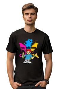 Tânăr purtând un tricou negru cu un design grafic colorat, având un personaj cu o pălărie roșie și vopsele, sprijinind o sticlă de vopsea.