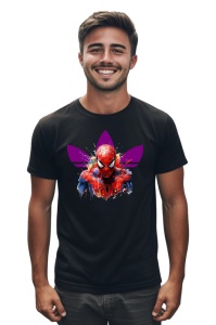 Bărbat purtând un tricou negru cu un design parodic, având o imagine cu Spider-Man în fața unui logo Adidas stilizat în violet.