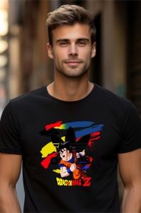 Un bărbat purtând un tricou negru cu design Dragon Ball Z, care îl înfățișează pe Goku, un logo adidas și un fundal colorat, pozând într-un mediu urban.
