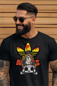 Bărbat cu barbă și ochelari de soare, zâmbind și purtând un tricou negru cu un design animat ce înfățișează un personaj în stil hip-hop, stând pe un casetofon și purtând o pălărie, alături de logo-ul Adidas cu un design colorat galben și portocaliu.