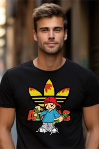 Bărbat tânăr cu părul deschis la culoare, purtând un tricou negru cu un design grafic colorat ce reprezintă un personaj cu pălărie roșie și pantaloni largi, pe un fundal urban.