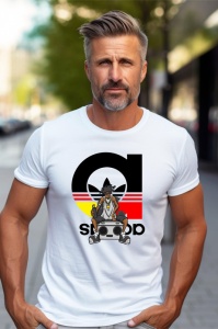 Bărbat purtând un tricou alb cu un design parodic, având o imagine cu un personaj inspirat de Snoop Dogg, stând cu un boombox în fața unui logo reinterpretat Adidas.