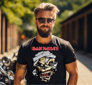Bărbat purtând un tricou negru cu logo-ul trupei „Iron Maiden” imprimat în roșu, completat de grafică detaliată cu personajul iconic Eddie. Bărbatul, având o barbă bine definită și purtând ochelari de soare, pozează cu atitudine relaxată pe un fundal urba