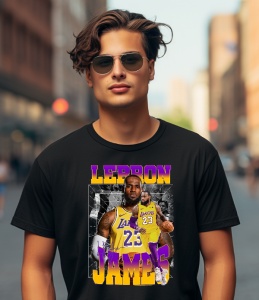 Tânăr purtând un tricou negru personalizat cu un design dedicat lui LeBron James, prezentând numele și numărul său 23 în culorile Los Angeles Lakers, într-un decor urban.