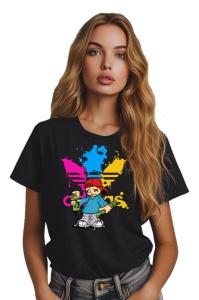 Fată cu expresie serioasă, purtând un tricou negru cu un design grafic vibrant, ce include un personaj animat stilizat și un fundal de stropi de culoare.