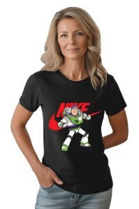 Femeie purtând un tricou negru cu un imprimeu colorat ce îl prezintă pe Buzz Lightyear și logo-ul Nike, stilizat în roșu.