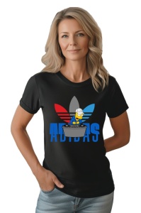 Femeie purtând un tricou negru cu un design colorat în față. Designul include o emblemă cu trei frunze în culori roșu, gri și albastru, sub care apare cuvântul 'ADIDAS' scris cu litere mari albastre. În fața logo-ului, este ilustrat un personaj animat pur