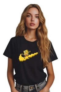 Femeie zâmbitoare purtând un tricou negru cu un design reprezentând un personaj animat în stilul SpongeBob, stând pe un val galben stilizat.