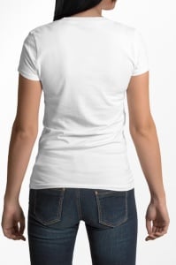 Vedere din spate a unei femei purtând un tricou alb, evidențiind designul simplu al spatelui tricoului. Femeia poartă blugi albastri și este surprinsă într-o poziție dreaptă, cu mâinile lăsate în jos.