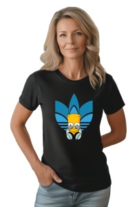 Femeie purtând un tricou negru cu un design de personaj animat cu căști, în fața unui logo stilizat Adidas de culoare albastră