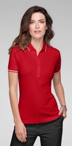 Femeie imbracata in tricou polo cu o dunga la guler de culoare rosu