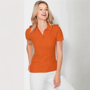 Femeie zambitoare si bucuraosa ca poarta un tricou polo dama model Tommy de culoare Portocaliu