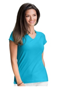 Tricou dama slim fit guler in v turcoaz purtat de o femeie tanara care prezinta tricoul pentru femei slim fit cu gulerul in V de culoare turcoaz