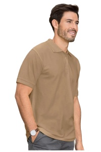 Tricou polo barbat nisip imbracat de un barbat tanar si frumos ce prezinta calitatea tricoului polo pentru barbati de culoare nisip