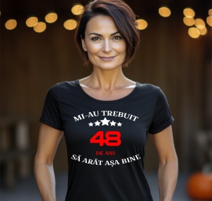Femeie care poartă un tricou negru personalizat cu mesajul: ''Mi-au trebuit 48 de ani sa arat asa bine''
