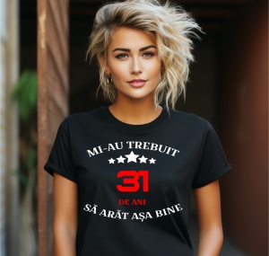 Femeie care poartă un tricou negru personalizat cu mesajul: ''Mi-au trebuit 31 de ani sa arat asa bine''
