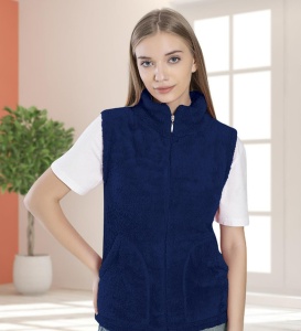 Femeie imbracata in vesta cocolino polar de culoare albastru marin