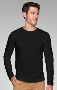 Barbat imbracat in bluza simpla confortabila de culoare negru