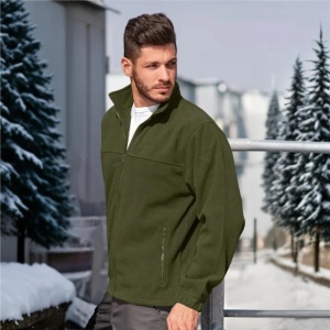 Barbat imbracat in bluza tip jacheta polar cu fermoar si buzunare de culoare military