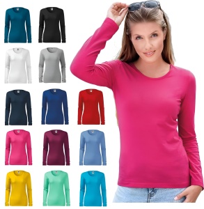Femeie îmbrăcată într-o bluza dama slim fit cu maneci lungi de culoare roz si pantaloni deschisi la culoare ce prezinta culorile disponibile cum ar fi verde,albastru,alb,negru,galben,gri,turcoaz,rosu