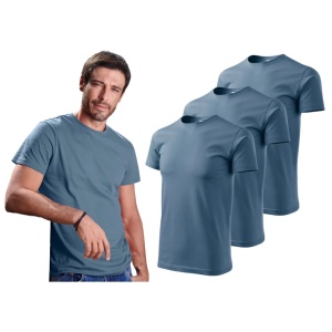 Barbat imbracat in tricou de culoare albastru denim prezentand setul de 3 tricouri