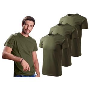 Barbat imbracat in tricou de culoare military prezentand setul de 3 tricouri