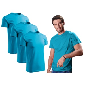 Barbat imbracat in tricou de culoare turcoaz prezentand setul de 3 tricouri
