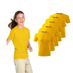Fată zâmbitoare purtând un tricou galben, alături de un set de cinci tricouri galbene așezate în rând, pe fundal alb