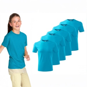 Fată zâmbitoare purtând un tricou turcoaz, alături de un set de cinci tricouri turcoaz așezate în rând, pe fundal alb.
