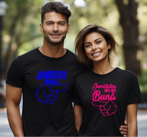 Un bărbat și o femeie purtând tricouri negre cu mesaje amuzante. Tricoul bărbatului scrie 'Jumătate mea' cu text albastru, iar tricoul femeii scrie 'Jumătatea mea mai bună' cu text roz, fiecare având un design cu o mână indicând spre partener.