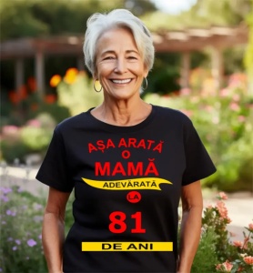 Femeie zâmbitoare purtând un tricou cu mesajul: ''Așa arată o mamă adevărată la 81 de ani''