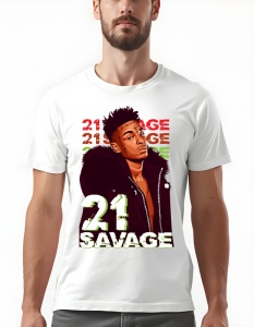 Bărbat purtând un tricou alb cu o grafică imprimată cu portretul lui 21 Savage și textul '21 Savage' în culori contrastante