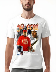 Bărbat purtând un tricou alb cu imprimeu grafic al artistului 50 Cent în diverse ipostaze, inclusiv o imagine mare cu el purtând un tricou roșu, alături de numele său scris sus în font portocaliu.