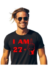 Tricou barbat personalizat cu varsta de 28 ani imbracat de un barbat atragator care prezinta tricoul primit cadou de ziua lui