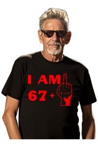 Tricou barbat personalizat cu varsta de 68 ani imbracat de un barbat atragator care prezinta tricoul primit cadou de ziua lui