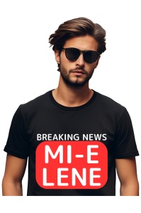 Bărbat cu părul ondulat și ochelari de soare, purtând un tricou negru. Pe tricou este inscripționat un mesaj amuzant: ‘BREAKING NEWS MI-E LENE’, scris în alb pe un fundal roșu, care transmite o stare de relaxare și umor.