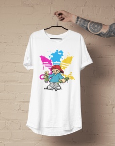 Tricou alb cu design grafic colorat reprezentând un personaj urban stilizat cu spray-uri de graffiti, agățat pe un umeraș, pe un fundal de perete din cărămidă bej.