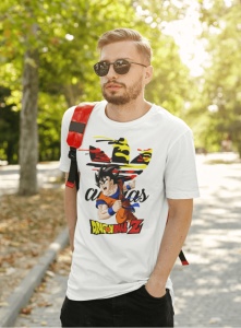 Bărbat purtând un tricou alb cu un design vibrant ce include un personaj din Dragon Ball Z, ochelari de soare și un rucsac roșu, mergând pe o alee umbrită de copaci, într-un cadru exterior însorit.